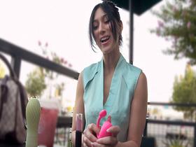 美人妻が禁断の快感に溺れる…日本のオモチャ初体験からプルプル美乳を揺らし中出しSEX！！アレックス（28）　サンプル画像04